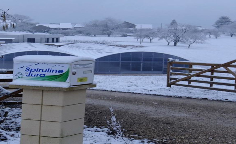Ferme sous la neige