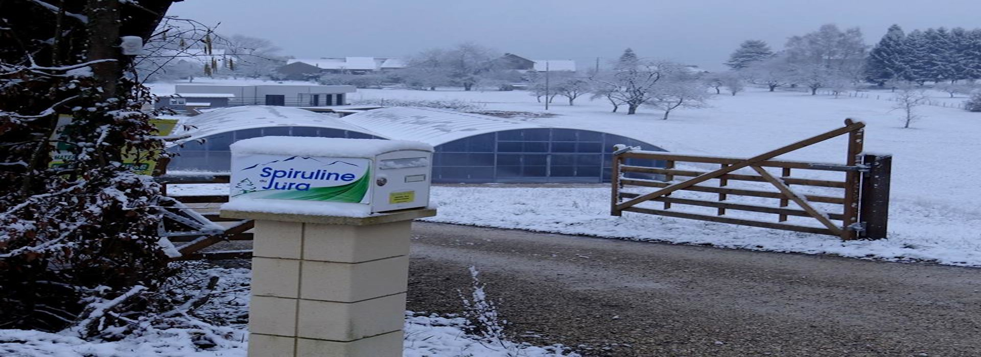 Ferme sous la neige